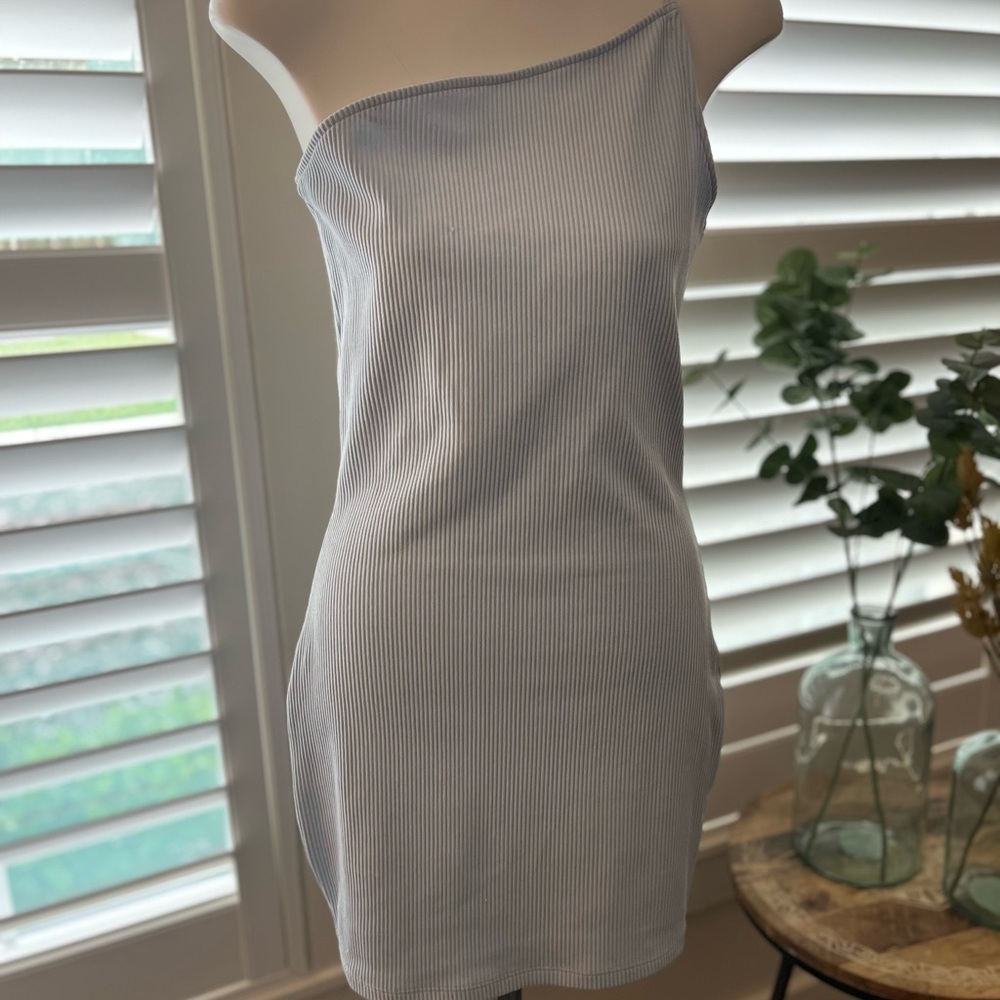 Dividen , one shoulder dress